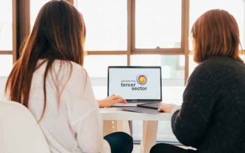 Dos mujeres mirando una pantalla de ordenador con el logo de la Plataforma del Tercer Sector