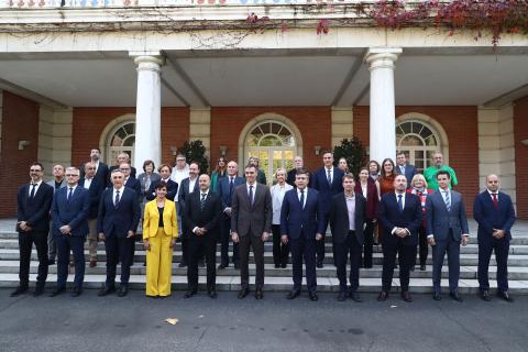 Fotografía de todas las personas que han participado en la reunión, en las escaleras de la Moncloa